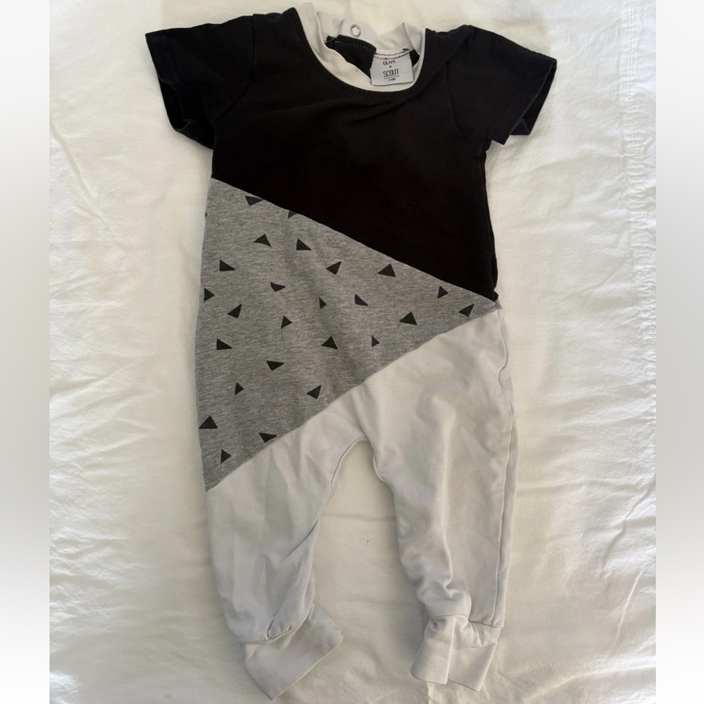 Lot of 6 Baby Boy/Girl -Black & White -3 Outfits + Extra Bodysuit -Size 3-6month - Picture 8 of 11